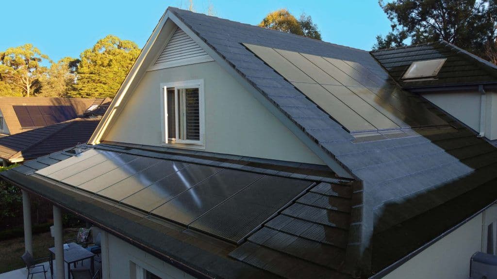 Panneaux solaires installés sur une maison rénovée à Toulouse